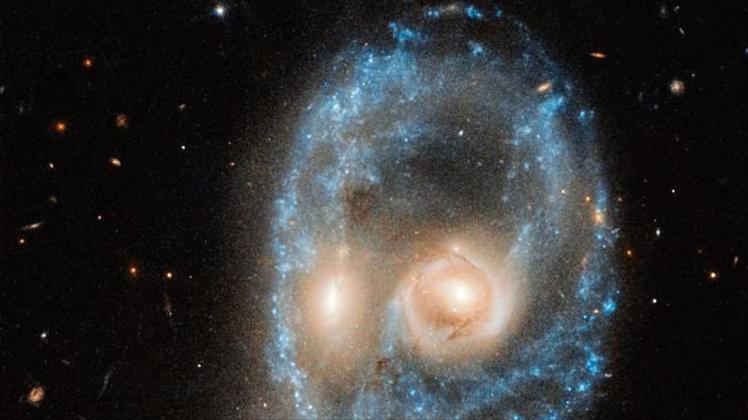 Die beiden verschmelzenden Galaxien wirken wie ein kosmisches Gesicht. Die beiden verschmelzenden Galaxien wirken wie ein kosmisches Gesicht.