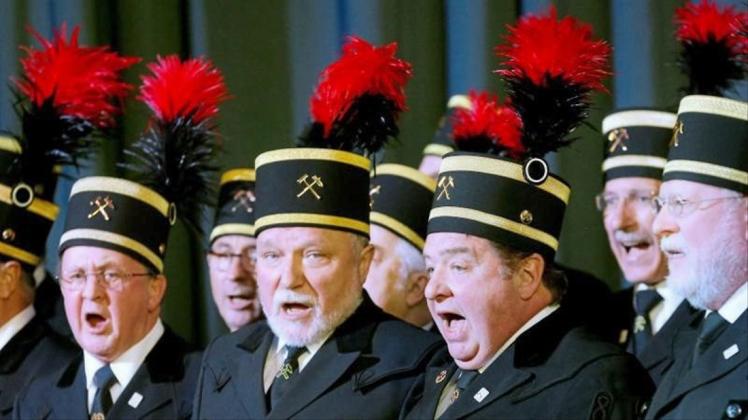 Der Ruhrkohlechor singt auf Zeche Zollverein ein Bergmannslied. 
