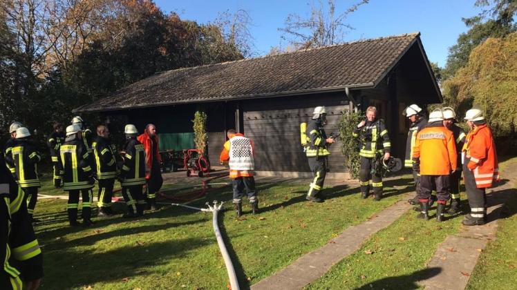 In diesem Holzhaus in Hasselbrock, das als Jagdhütte genutzt wird, ist es am Dienstagmittag zu einem Schwelbrand gekommen. Foto: Samtgemeinde Dörpen/ Feuerwehr