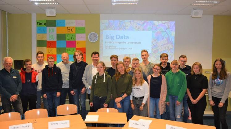 André Berghegger (Siebter von links) traf sich nach dem von Michael Zeisenberg (ganz links) geleiteten Workshop zum Thema Big Data noch zu einem Gespräch mit den Schülern des Bramscher Greselius-Gymnasiums. Foto: Holger Schulze