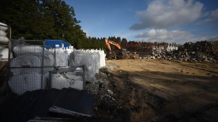 Die Entsorgung der Überreste des ehemaligen Recyclingbetriebs läuft schon seit dem Sommer und dauert noch an. Foto: Martin Nobbe Die Entsorgung der Überreste des ehemaligen Recyclingbetriebs läuft schon seit dem Sommer und dauert noch an. Foto: Martin Nobbe