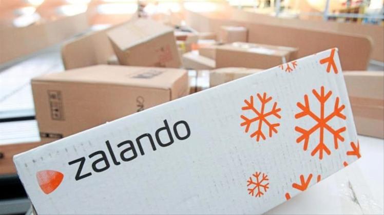 Ein Zalando-Paket liegt auf einem Förderband. Der Online-Händler will mehr Wert auf Nachhaltigkeit legen. 