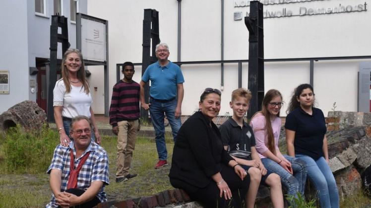 Hoffen auf guten Zuspruch: Marlies Lüdeke (links) vom Fachbereich Jugendarbeit, Theaterpädagoge Johannes Mitternacht (darunter), Jürgen Schulenberg (Mitte hinten) und Yadigar Polat (Mitte vorne) vom "Bündnis gegen Rechts" und Schüler des Kinder- und Jugendparlaments Delmenhorst. Archivfoto: F. Fabozzi