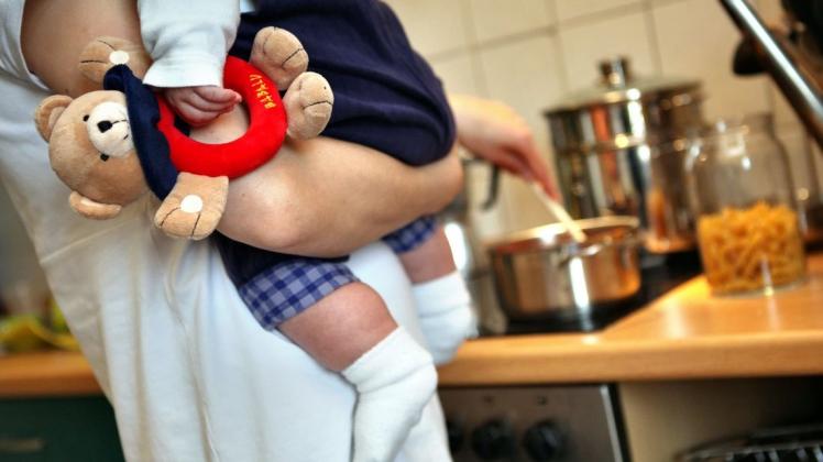Kochen, trösten, kuscheln, organisieren, alles gleichzeitig. Und dennoch: Eltern machen sich viel Stress selbst. Foto: dpa/Picture-Alliance/Archiv Kochen, trösten, kuscheln, organisieren, alles gleichzeitig. Und dennoch: Eltern machen sich viel Stress selbst. Foto: dpa/Picture-Alliance/Archiv