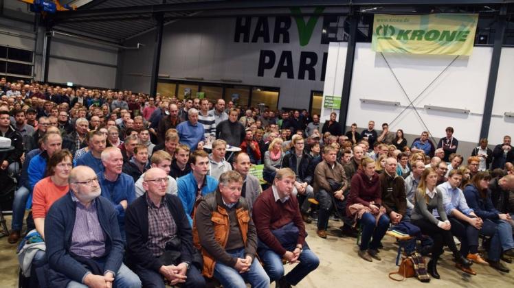 Ein beeindruckendes Bild: rund 1000 Landwirte hatten sich in der Werkstatt der Firmen Harvestpark und Lankhorst in Emsbüren versammelt. Fotos: Heinz Krüssel