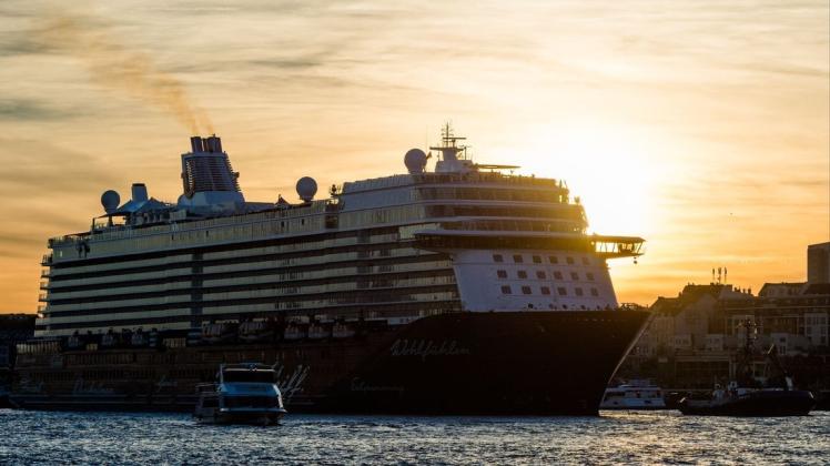 Tui ändert seine Tarife – auch für das Kreuzfahrtschiff "Mein Schiff 6", das hier in Hamburg auf der Norderelbe im Licht der untergehenden Sonne liegt. Foto: dpa/Christophe Gateau