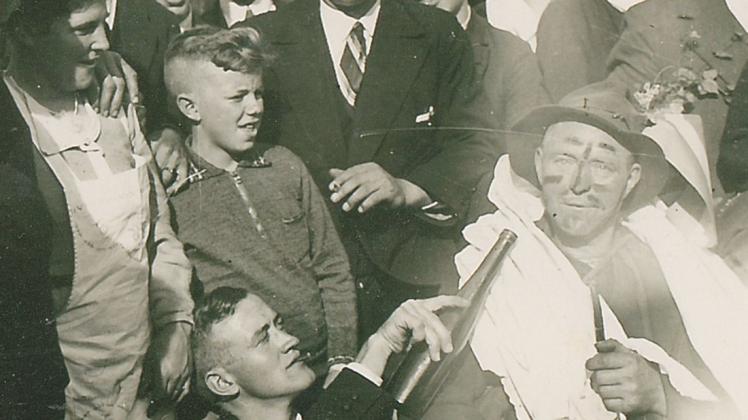 Eines der wenigen Bilder des "Herzogs" (rechts) Das Bild entstand bei einer Bauernhochzeit 1934. Nach heutigen Maßstäben wäre er wohl ein Nichtsesshafter. 