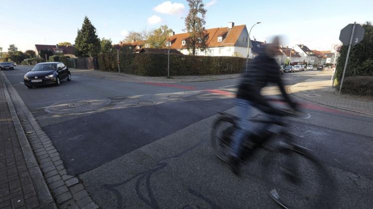 Der Radweg an der Ameldungstraße ist rechtlich gesehen gar keiner – dementsprechend müssen ihn Radfahrer auch nicht benutzen. Das aber denken viele Autofahrer. Konflikte sind also programmiert. Foto: Gert Westdörp