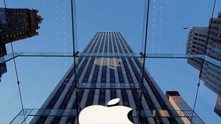 Das Logo von Apple hängt an dem Laden des Elektronikkonzerns in der Fith Avenue in New York. 