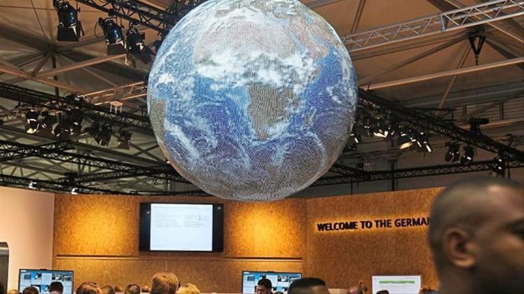 Eine Weltkugel hängt auf der Weltklimakonferenz auf dem deutschen Pavillion in Bonn. 