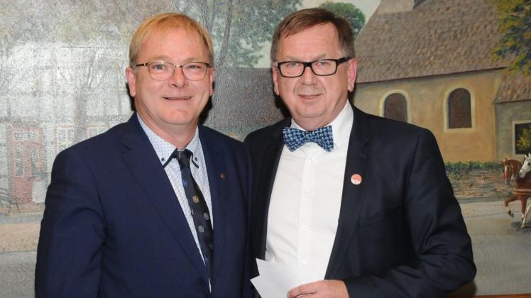 Verabschiedung und Ehrung von Klaus Goedejohann durch Wolfgang Wiese, Vizepräsident des Niedersächsischen Städte- und Gemeindebundes. Foto: Karin Kemper Verabschiedung und Ehrung von Klaus Goedejohann durch Wolfgang Wiese, Vizepräsident des Niedersächsischen Städte- und Gemeindebundes. Foto: Karin Kemper