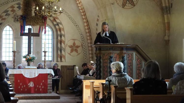 Pastorin Susanne Wöhler hält zum Reformationstag einen musikalischen Festgottesdienst in der St. Katharinen Kirche in Schönemoor. Foto: NIklas Golitschek