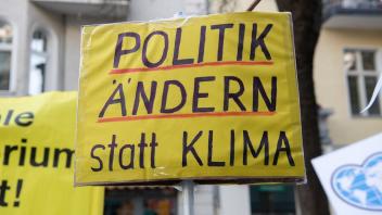 Demonstranten vor dem Berliner Verwaltungsgericht, wo eine Klage gegen die Klimapolitik der Bundesregierung verhandelt wurde. Foto: Paul Zinken/dpa