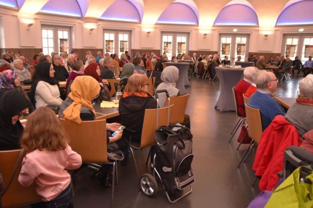 Ganz im Zeichen des Austauschs der verschiedenen Religionen stand die Markthalle am Donnerstagnachmittag. Rund 170 Gäste waren gekommen. Foto: Dirk Hamm