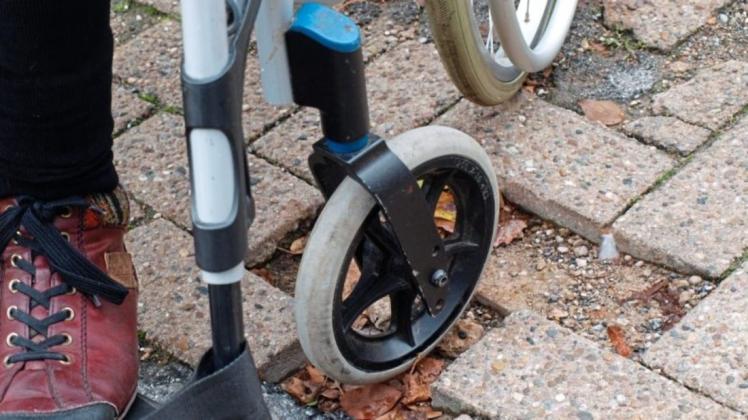 Manchmal sind es Kleinigkeiten, wie beispielsweise fehlende Steine im Pflaster, die Rollstuhlfahrer beeinträchtigen. Archivfoto: Conny Rutsch