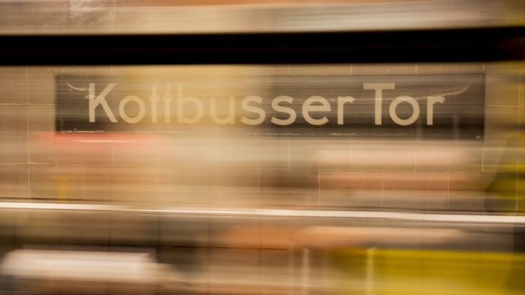 Am U-Bahnhof Kottbusser Tor wurde ein Mann auf die Gleise geworfen und überrollt. Foto: dpa/Christoph Soeder
