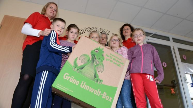 Auf viele Tonerkartuschen und Handys hoffen Förderverein und Schüler der Overbergschule Voltlage. Die Sammelbox steht seit einigen Tagen im Eingangsbereich der Schule. Foto: Christian Geers