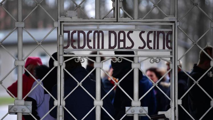 "Jedem das Seine" steht am Lagertor des früheren KZ Buchenwald. Foto: dpa/Martin Schutt
