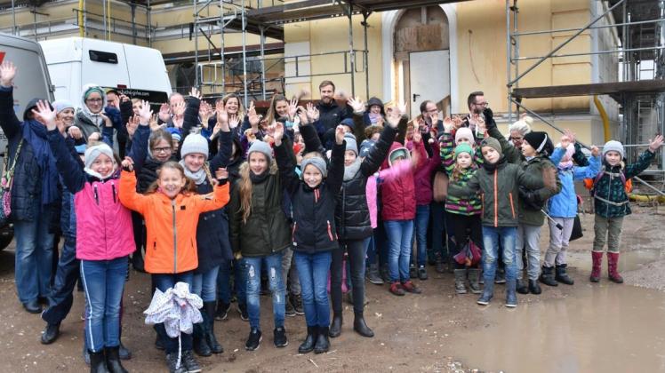 Die Schüler der Grundschule Heinrich Heine freuen sich bereits jetzt, dass sie im nächsten Jahr in das neue Gebäude einziehen dürfen.