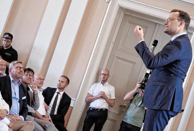 Bundesgesundheitsminister  Jens  Spahn (CDU) im  August    auf  einer  Podiumsdiskussion   in  den  Schweriner  Helios  Kliniken. Foto: Helios