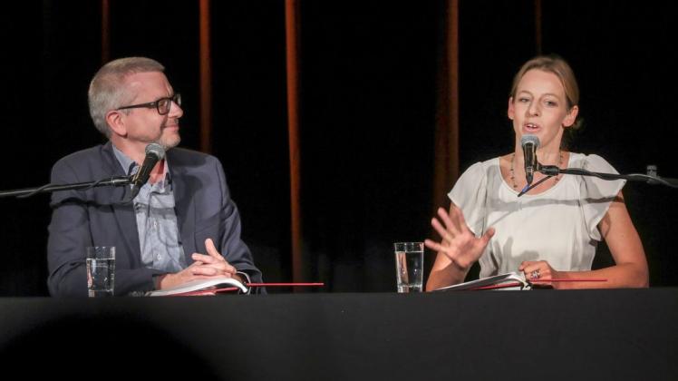 Einblicke in das Wesen der Kontaktanzeige vermittelten Jens-Uwe Krause (links) und Annette Schiedeck mit einer szenischen Lesung in der Lagerhalle. Foto: Jörn Martens