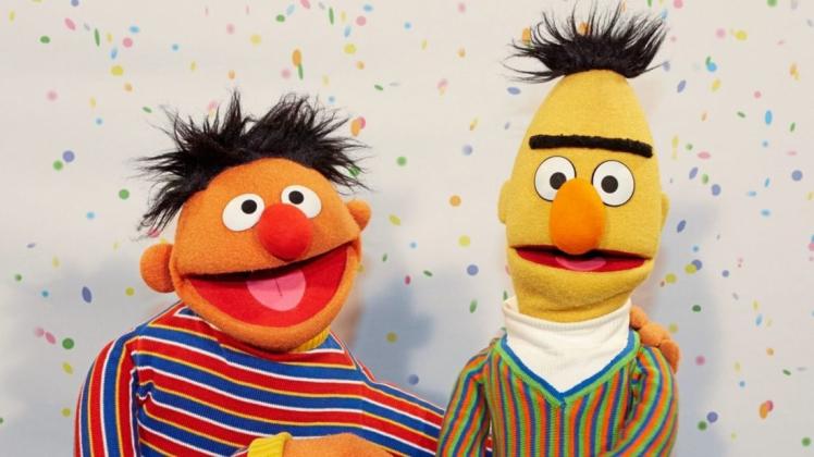 Ernie freut sich über den 50. Geburtstag der "Sesamstraße", Bert bleibt gewohnt skeptisch. 