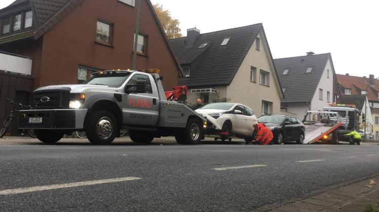 Am Samstag ließ die Stadt Osnabrück abschleppen – wie hier zwei Autos am Hunteburger Weg auf einem Radstreifen. 