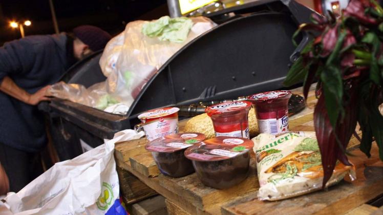 Beim "Containern" werden noch genießbare Lebensmittel aus dem Müll gerettet.