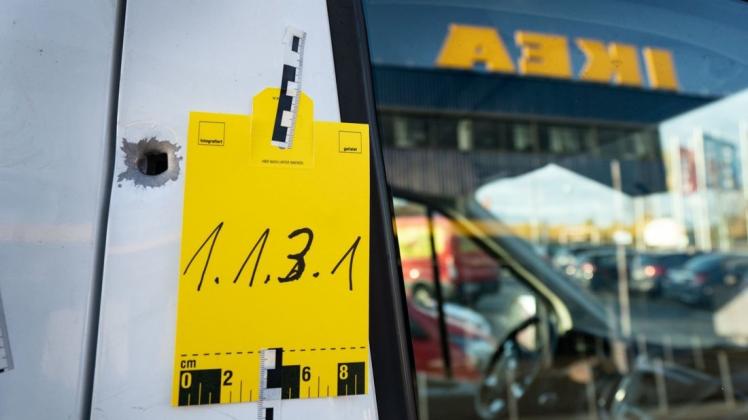 Ein geparktes Auto mit einem Einschussloch vor dem Ikea-Möbelhaus im Frankfurter Stadtteil Nieder-Eschbach.