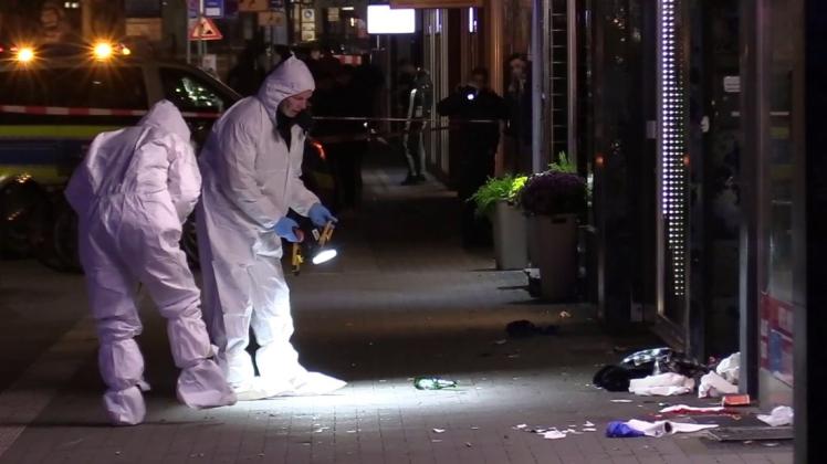 Tatort-Ermittler sichern Spuren nach dem tödlichen Streit in Moers.