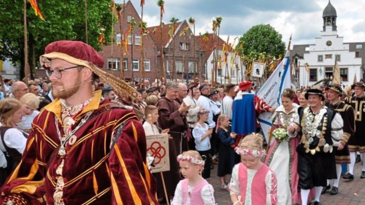 Ein großes Fest feiern die Kivelinge alle drei Jahre an den Pfingsttagen. Vorne links Kivelingskommandeur Nils Deymann. 