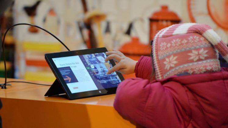Ein Kind beschäftigt sich mit einem Tablet-PC. Mehr erfahren über die digitale Welt ihrer Kinder können Eltern demnächst in Bohmte. Symbolfoto: dpa