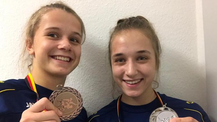 Glücklich mit ihren Medaillen vom international top besetzten IFT-Turnier: die bronzene Luisa Scheel (links) und die silberne Angelina Purschke