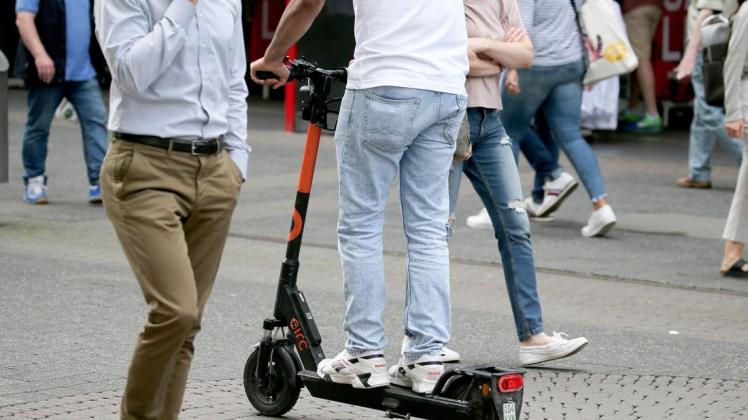 Laut Senator Verkehrssenator Holger Matthäus (Grüne) würden maximal 300 E-Scooter in Rostock angeboten werden. Eine freiwillige Vereinbarung mit den Anbietern soll abgeschlossen werden.