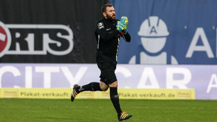 Fleht Markus Kolke hier den Fußballgott an und bittet für die Zukunft wieder  um ein bisschen mehr Glück?