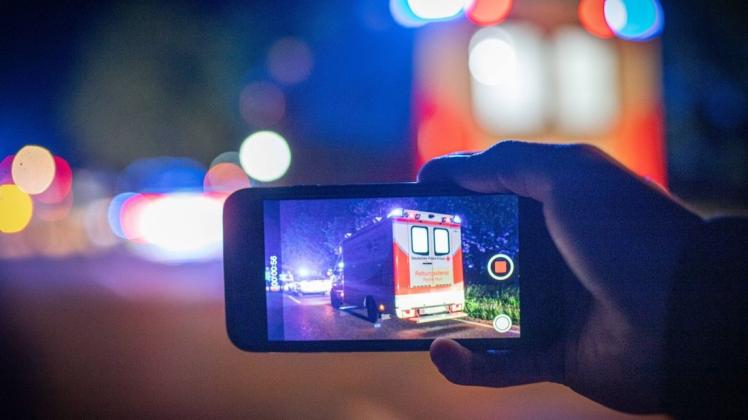 Rettungseinsatz mit dem Smartphone gefilmt: für diese Art des Gaffens soll es strengere Gesetze geben.