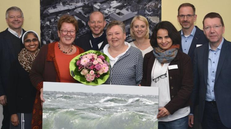 Mit den besten Genesungswünschen von Krankenhausleitung und Seelsorgeteam wurde die Leiterin der Krankenhausseelsorge Hanne Büker (5. von links), aus dem Bonifatius Hospital verabschiedet. Foto: Bonifatius-Hospital