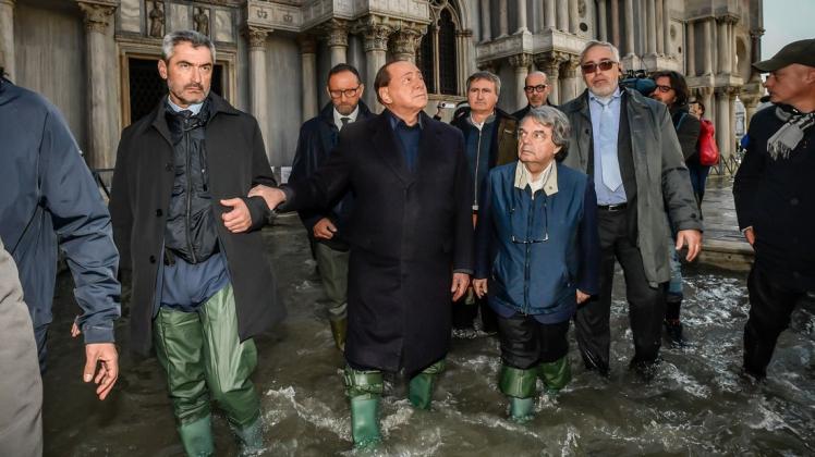 Silvio Berlusconi (Mitte), ehemaliger Ministerpräsident von Italien und Forza Italia-Parteichef, sah sich das Chaos an. Foto: dpa/Claudio Furlan/LaPresse via ZUMA Press