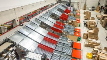 Eine vollautomatische Sortieranlage hat sich EMP zugelegt, um den Versand von aktuell rund fünf Millionen Paketen im Jahr effektiver zu gestalten. Foto: Rene Kleeb