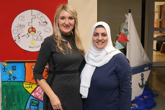 Ghousun Abu Shammala, Vorsitzende der Elternvertreter, gratuliert der neuen Schulleiterin Katharina Monetova und freut sich auf die konstruktive Zusammenarbeit.
Foto: Johannes Franke