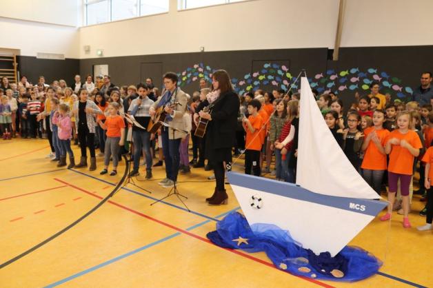 "Unsere Schule hat keine Segel", sangen die Kinder der MCS und wünschten ihrer Rektorin nur das Beste.
Foto: Johannes Franke