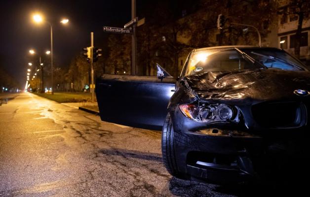 Ein Mensch starb nach der Kollision mit dem BMW. Foto: dpa/Sven Hoppe