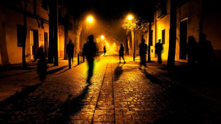 Nachts alleine nach Hause laufen, manche haben dabei ein ungutes Gefühl. Symbolfoto: Colourbox