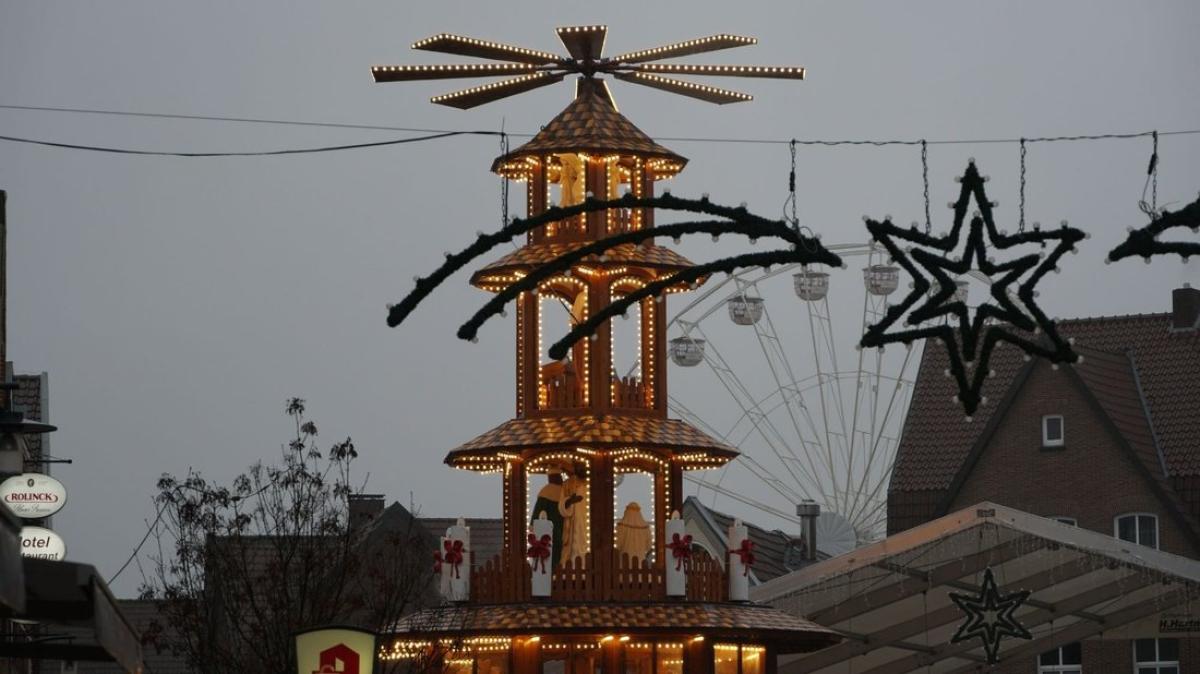 Beleuchtete Pyramide Auf Meppener Weihnachtsmarkt | NOZ