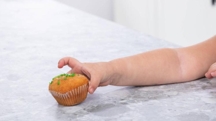 Der Mann schenkte den Kindern Kuchen, weil er kein Eis dabei hatte. 