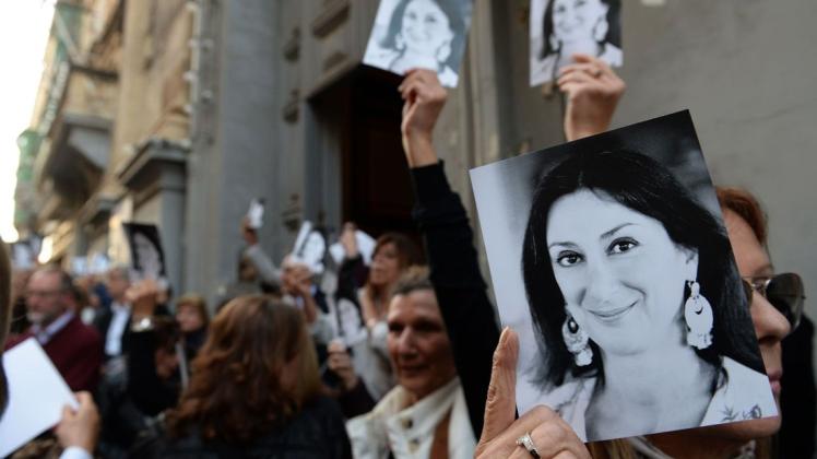 Bild der getöteten Journalistin Daphne Caruana Galizia bei einer Gedenkfeier. Foto: afp/Matthew Mirabelli