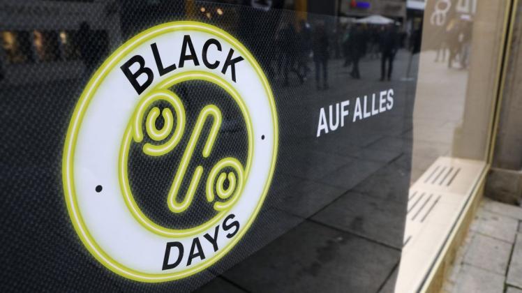 Ob "Black Days" oder "Black Friday" – der Tag gehört auch in Osnabrück zu den umsatzstärksten des Jahres. Foto: Gert Westdörp