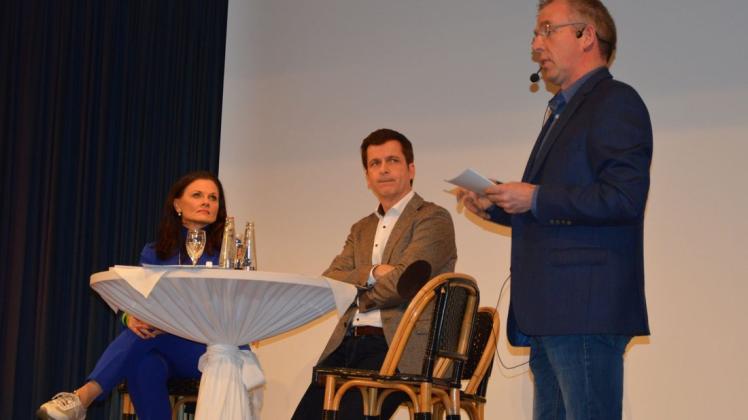 Moderator Andreas Brinker (rechts) leitete die engagierte Debatte mit Gitta Connemann und André Berghegger im Forum. 