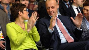 Sie bleiben Rivalen:  Annegret Kramp-Karrenbauer und Friedrich Merz liefern sich auf dem Lepziger CDU-Parteitag  wieder einen Redewettbewerb. Foto:dpa
