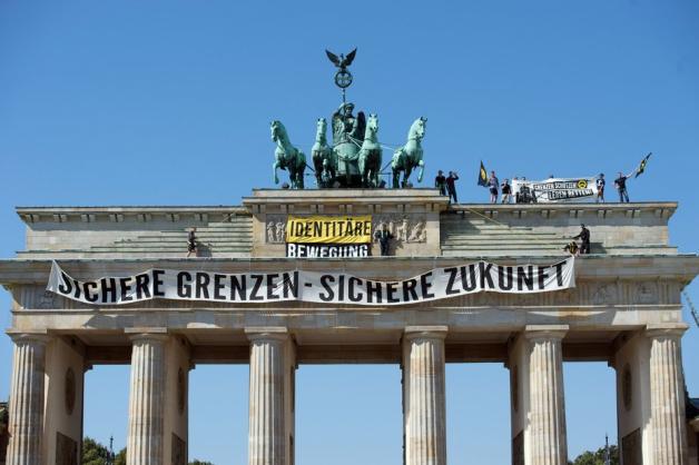 Vor einigen Jahren hatten Aktivisten der "Identitären Bewegung" das Brandenburger Tor besetzt. Foto: dpa/Paul Zinken